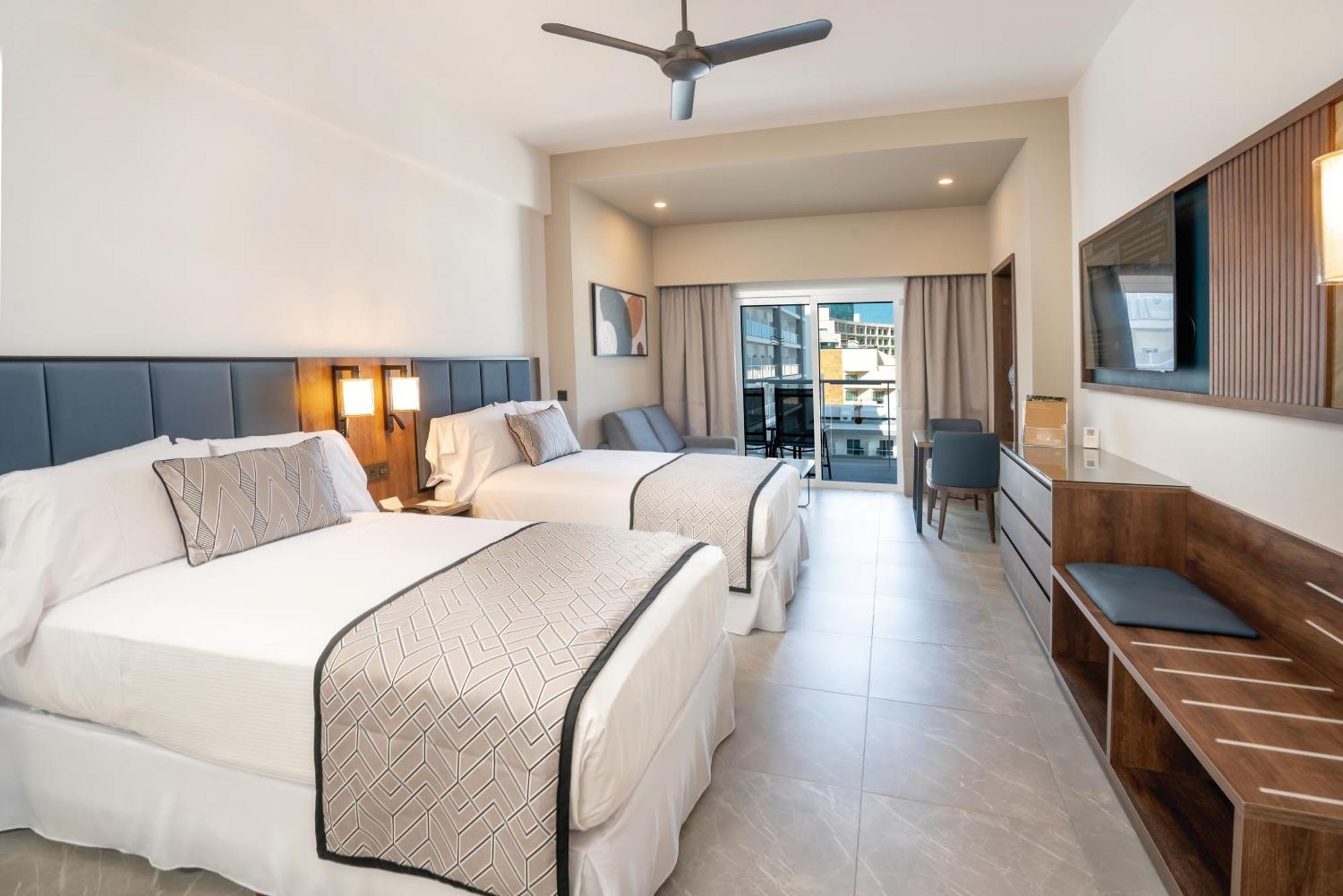Suite Junior con vistas parciales al mar